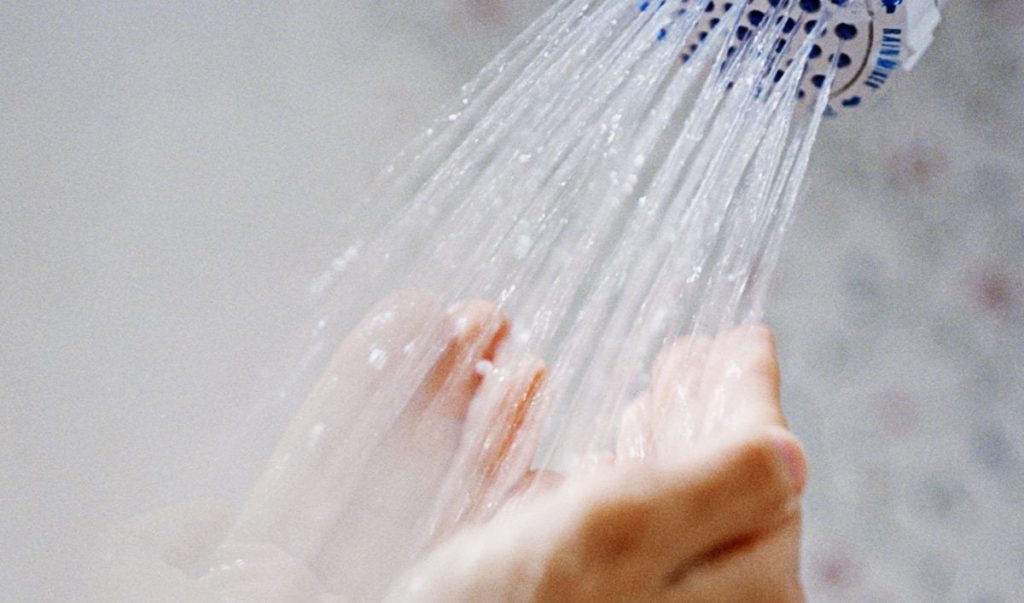 Banho quente: 10 benefícios de tomar banho quente - Aquecenorte